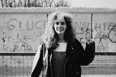  Julia Roberts an der Mauer in Berlin, Deutschland 1990