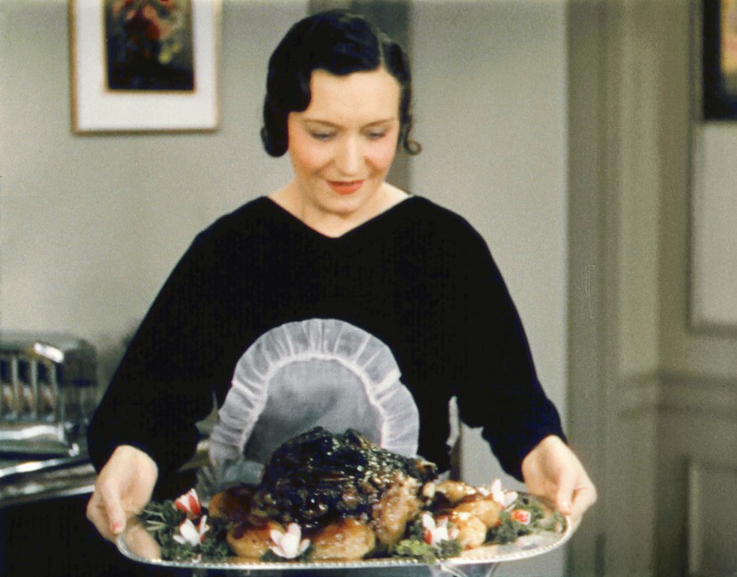 Mrs. Mortimer Jones Prepares „Dinner for Eight“